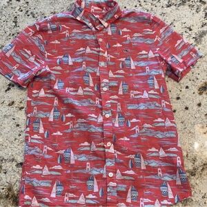 Vineyard Vines Hawaiian boys button down red, blue and white sailboats M (12-14)